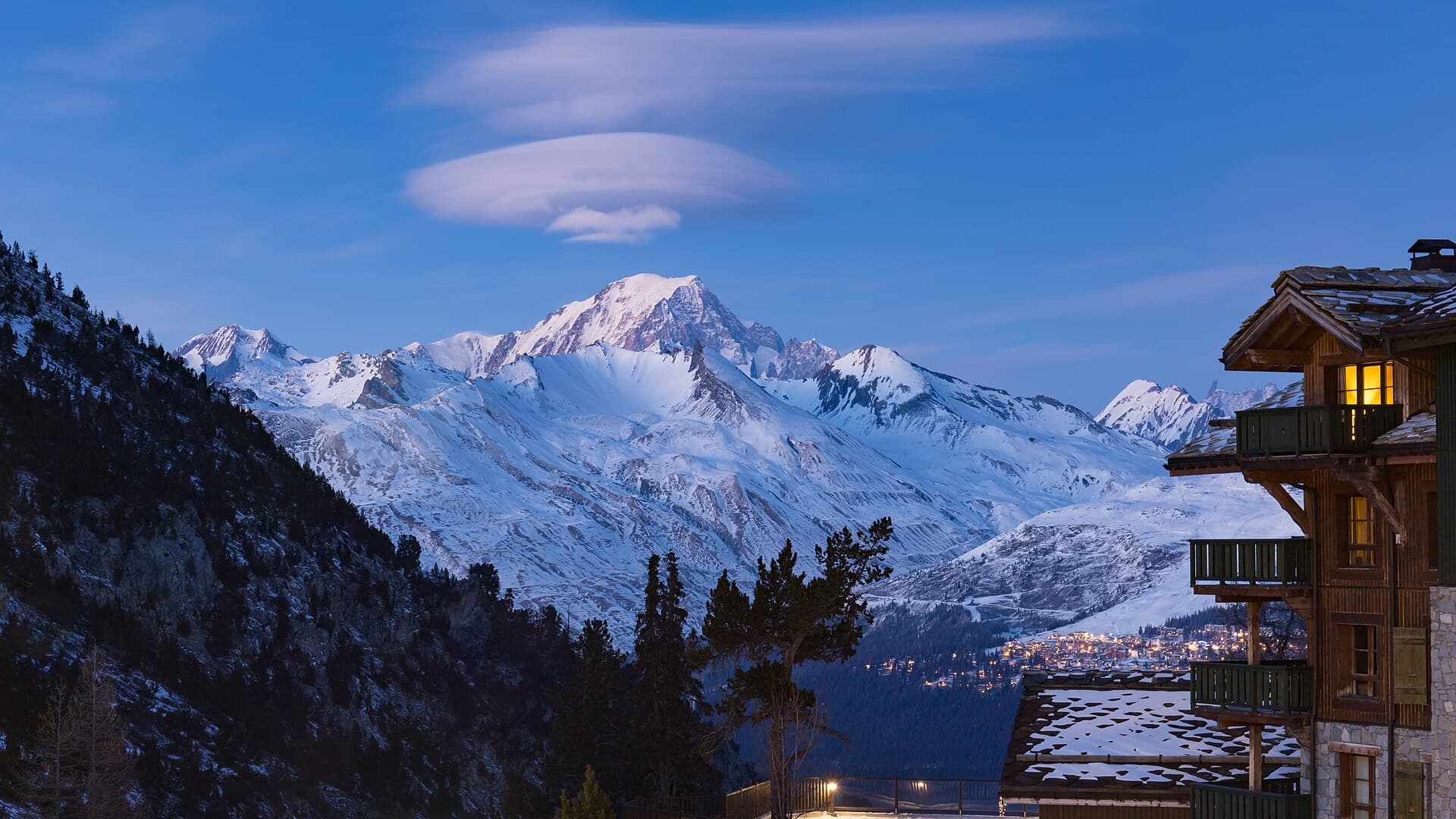 Mont Blanc et station de Les Arcs au crépuscule