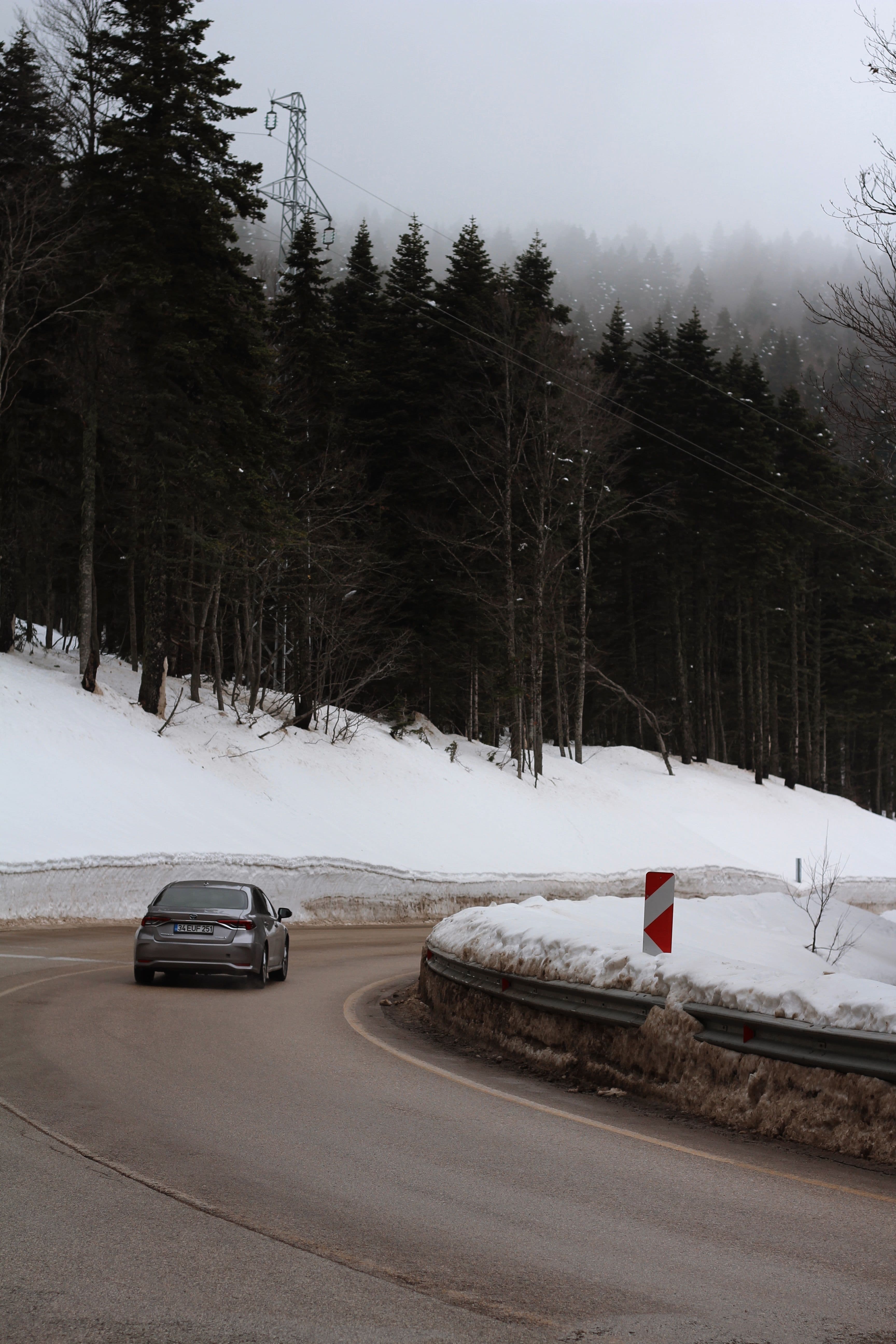 Berline premium sur route de montagne enneigée
