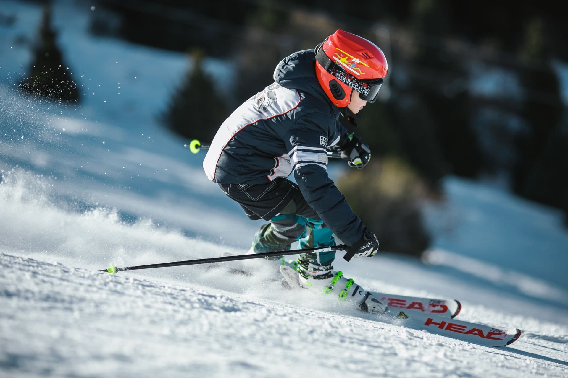 Skieur sur les pistes enneigées des Alpes